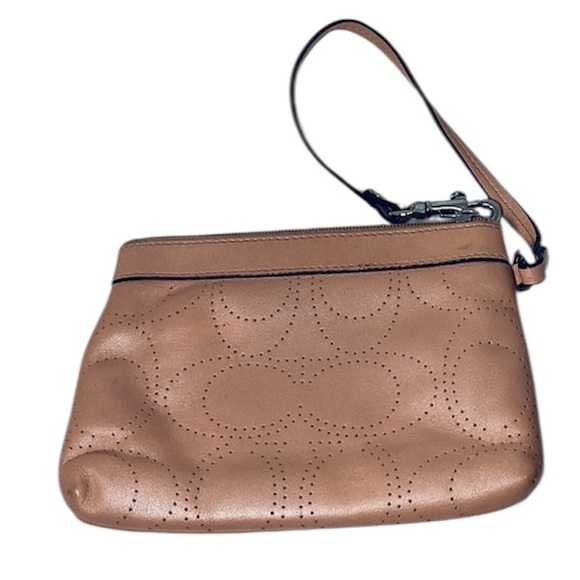 🐳 Coach Peach Perforated Wristlet - Picture 3 of 14